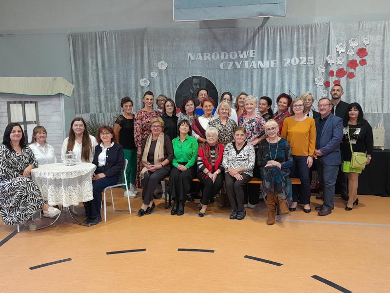 Alt="Zdjęcie przedstawia uczestników Narodowego Czytania w Hali Sportowej w Sierakowie Śląskim."