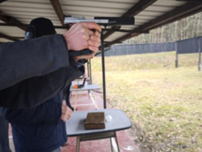 Alt="Zdjęcie przedstawia zawody strzeleckie z okazji Dnia Niepodległości."