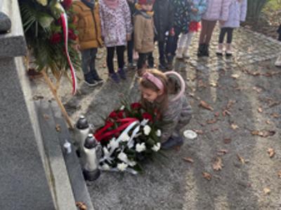 Alt="Zdjecie przedstawia złożenie kwiatów przez przedszkolaki z Glinicy z okazji Święta Niepodległości pod Pomnikiem Powstańców Śląskich."