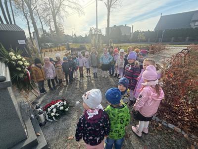 Alt="Zdjecie przedstawia złożenie kwiatów przez przedszkolaki z Glinicy z okazji Święta Niepodległości pod Pomnikiem Powstańców Śląskich."