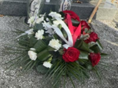 Alt="Zdjecie przedstawia złożenie kwiatów przez przedszkolaki z Glinicy z okazji Święta Niepodległości pod Pomnikiem Powstańców Śląskich."