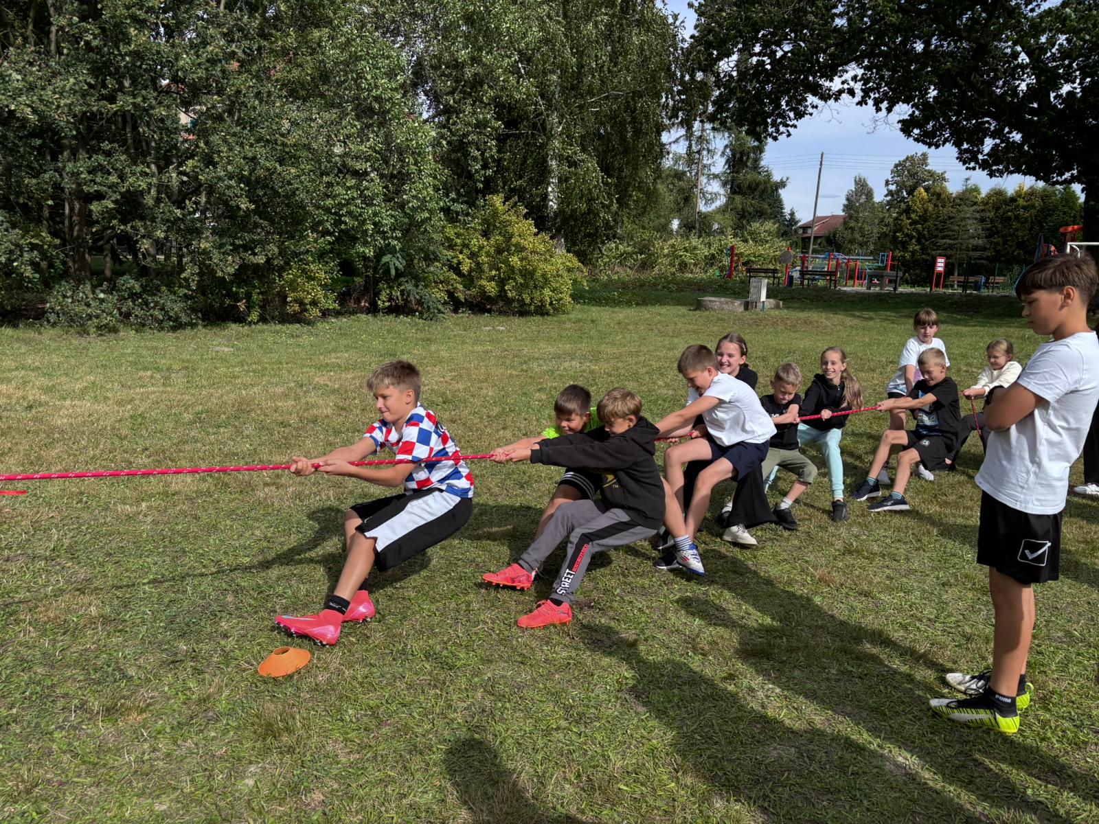 Alet="Zdjęcie przedstawiające dobrą zabawę w szkole w Zborowskiem."