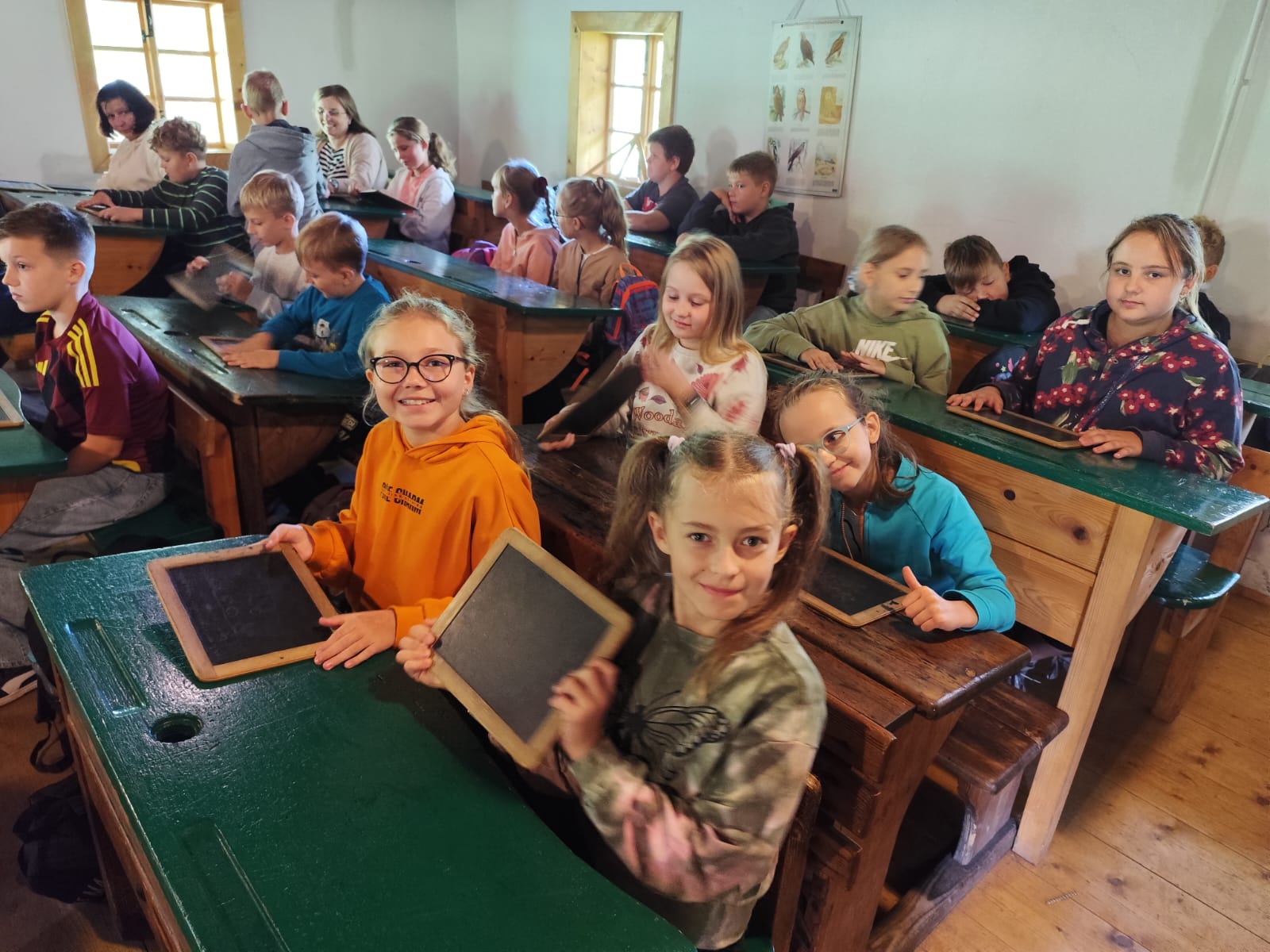 Alt="Zdjecie przedstawia uczniów szkoły w Sierakowie Śląskim podczas wycieczki do Muzeum „Górnośląski Park Etnograficzny” w Chorzowie."