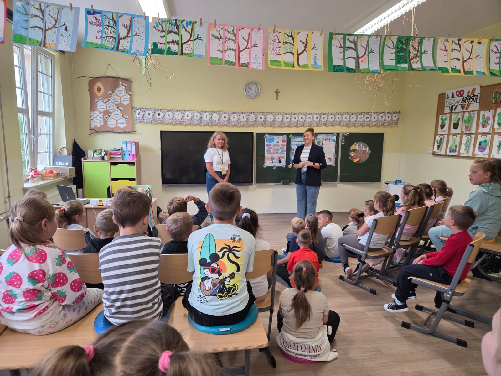 Alt="Zdjecie przedstawia uczniów szkoły w Sierakowie Śląskim podczas spotkania edukacyjnego z przedstawicielką Powiatowej Stacji Sanitarno-Epidemiologicznej w Lublińcu, panią Joanną Grajcar."