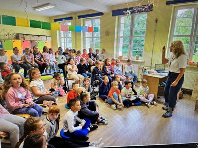 Alt="Zdjecie przedstawia uczniów szkoły w Sierakowie Śląskim podczas spotkania edukacyjnego z przedstawicielką Powiatowej Stacji Sanitarno-Epidemiologicznej w Lublińcu, panią Joanną Grajcar."