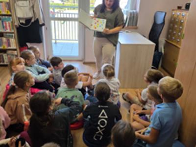 Alt="Zdjecie przedstawia obchody w szkole w Sierakowie Śląskim Międzynarodowy Dzień Kropki – święto kreatywności, odwagi i odkrywania talentów."