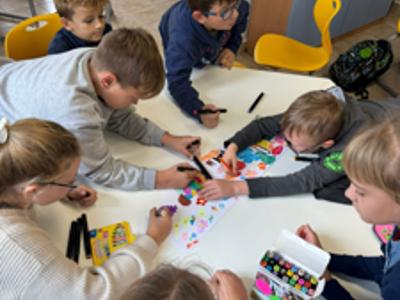 Alt="Zdjecie przedstawia obchody w szkole w Sierakowie Śląskim Międzynarodowy Dzień Kropki – święto kreatywności, odwagi i odkrywania talentów."