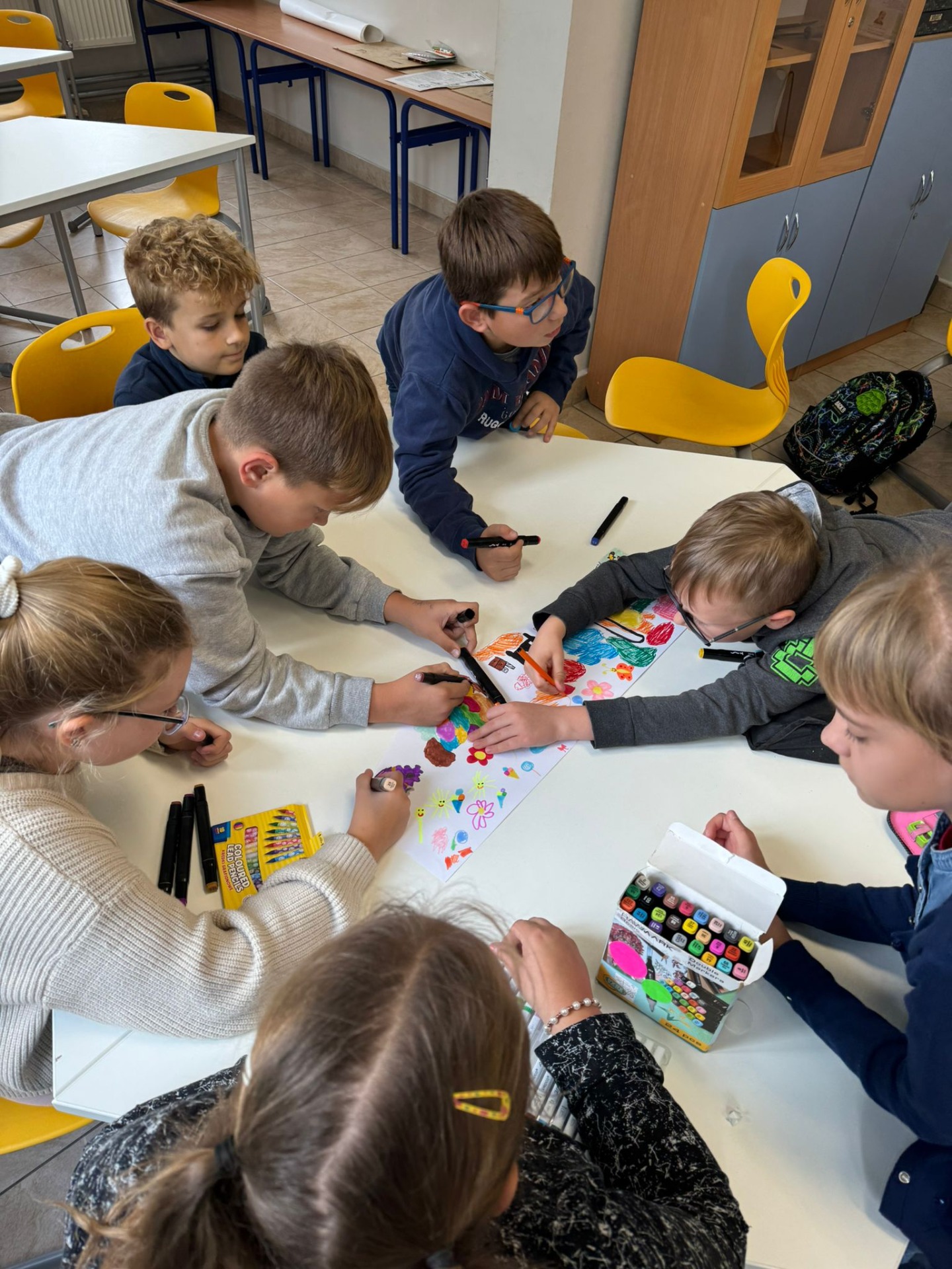 Alt="Zdjecie przedstawia obchody w szkole w Sierakowie Śląskim Międzynarodowy Dzień Kropki – święto kreatywności, odwagi i odkrywania talentów."