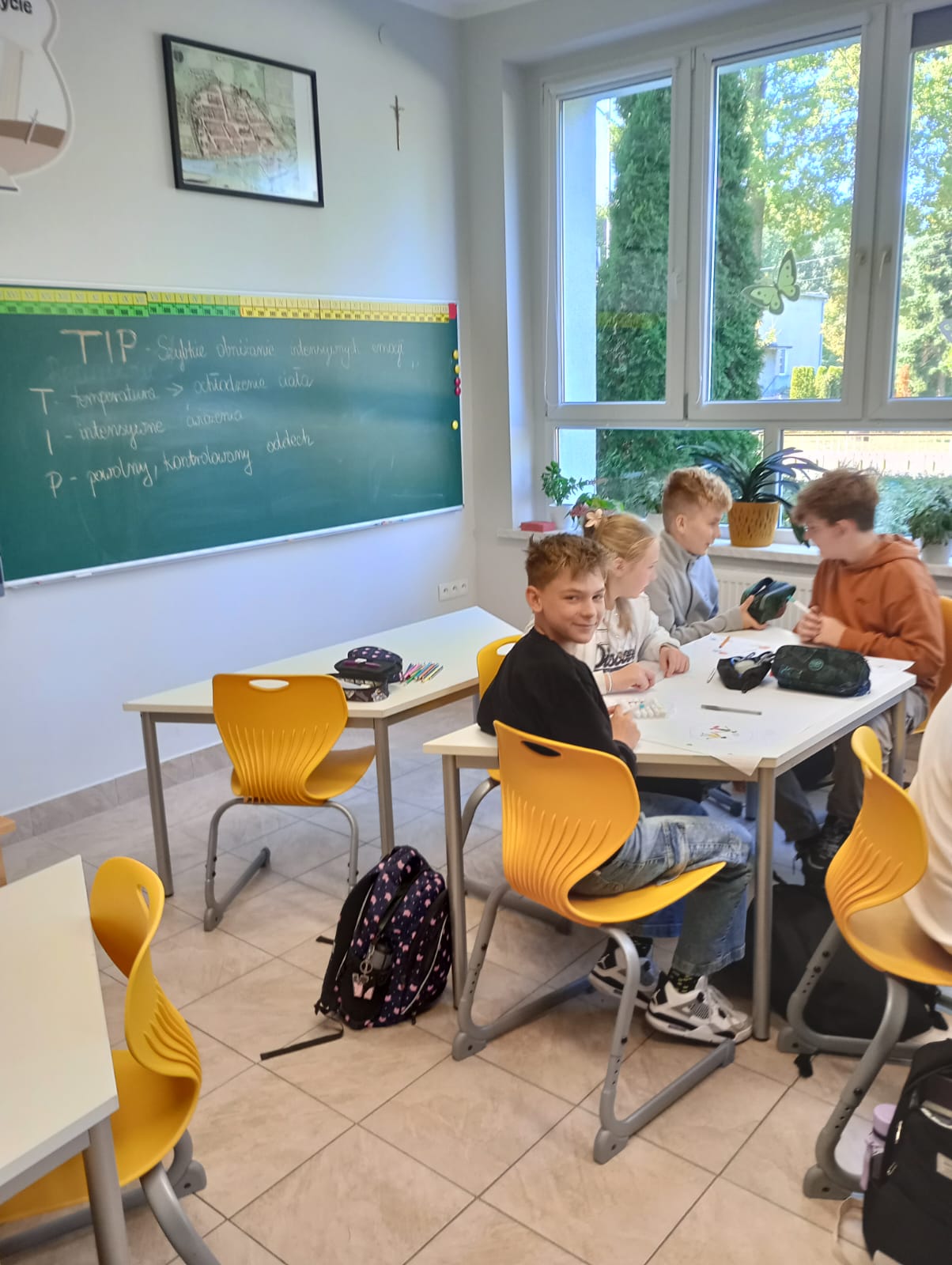 Alt="Zdjecie przedstawia uczniowiów szkoły w Sierakowie Śląskim którzy wzięli udział w Tygodniu Przeciwdziałania Przemocy Rówieśniczej."