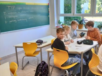 Alt="Zdjecie przedstawia uczniowiów szkoły w Sierakowie Śląskim którzy wzięli udział w Tygodniu Przeciwdziałania Przemocy Rówieśniczej."