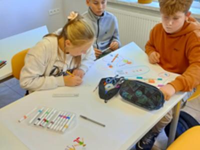 Alt="Zdjecie przedstawia uczniowiów szkoły w Sierakowie Śląskim którzy wzięli udział w Tygodniu Przeciwdziałania Przemocy Rówieśniczej."