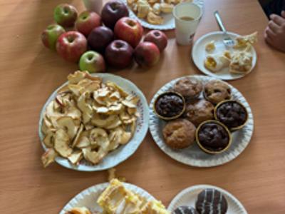 Alt="Zdjecie przedstawia Dzień Kawy i Jabłka w świetlicy szkolnej w Ciasnej."