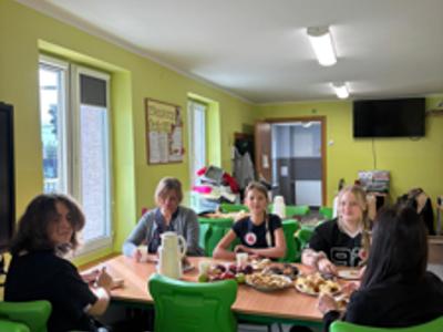 Alt="Zdjecie przedstawia Dzień Kawy i Jabłka w świetlicy szkolnej w Ciasnej."