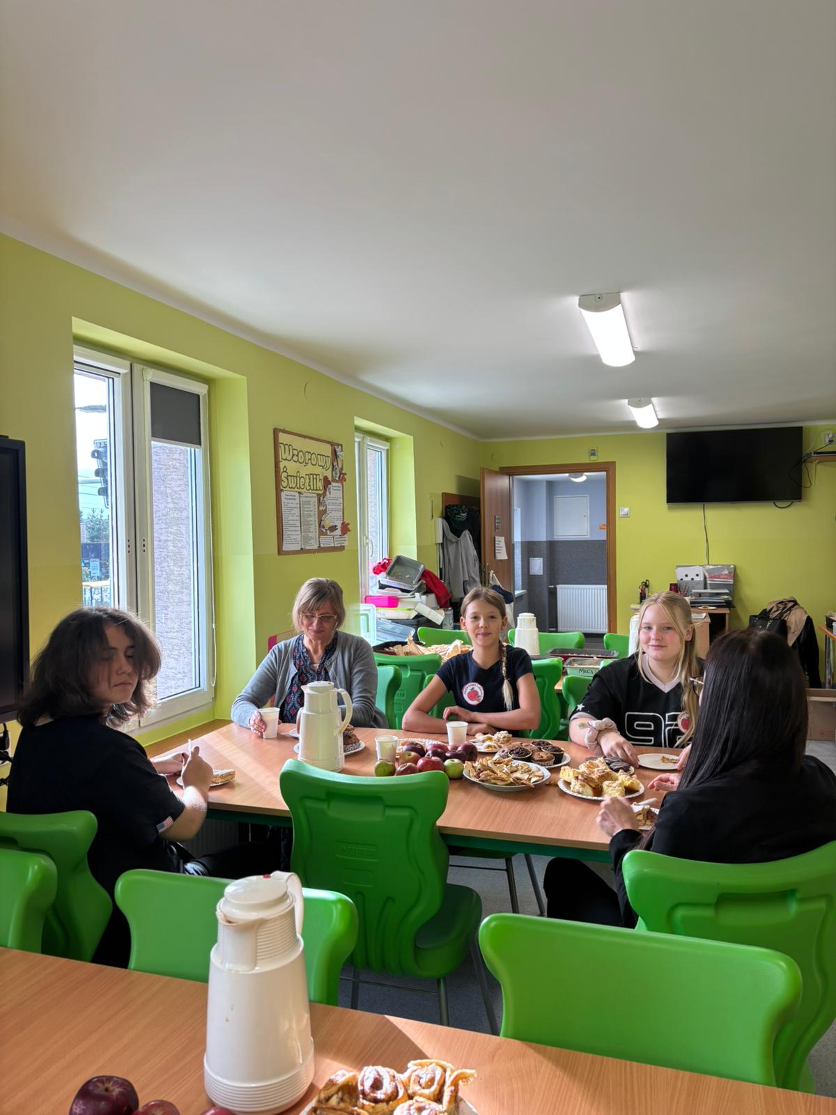 Alt="Zdjecie przedstawia Dzień Kawy i Jabłka w świetlicy szkolnej w Ciasnej."