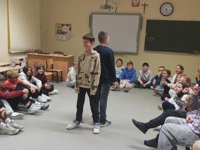 Alt="Zdjecie przedstawia uczniów szkoły w Ciasnej w Dniu Chłopaka."