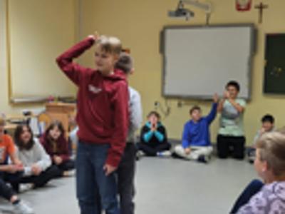 Alt="Zdjecie przedstawia uczniów szkoły w Ciasnej w Dniu Chłopaka."