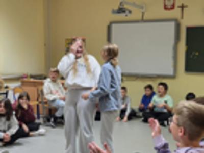 Alt="Zdjecie przedstawia uczniów szkoły w Ciasnej w Dniu Chłopaka."