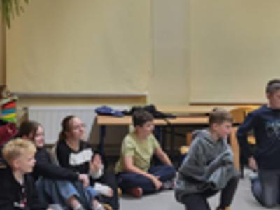 Alt="Zdjecie przedstawia uczniów szkoły w Ciasnej w Dniu Chłopaka."