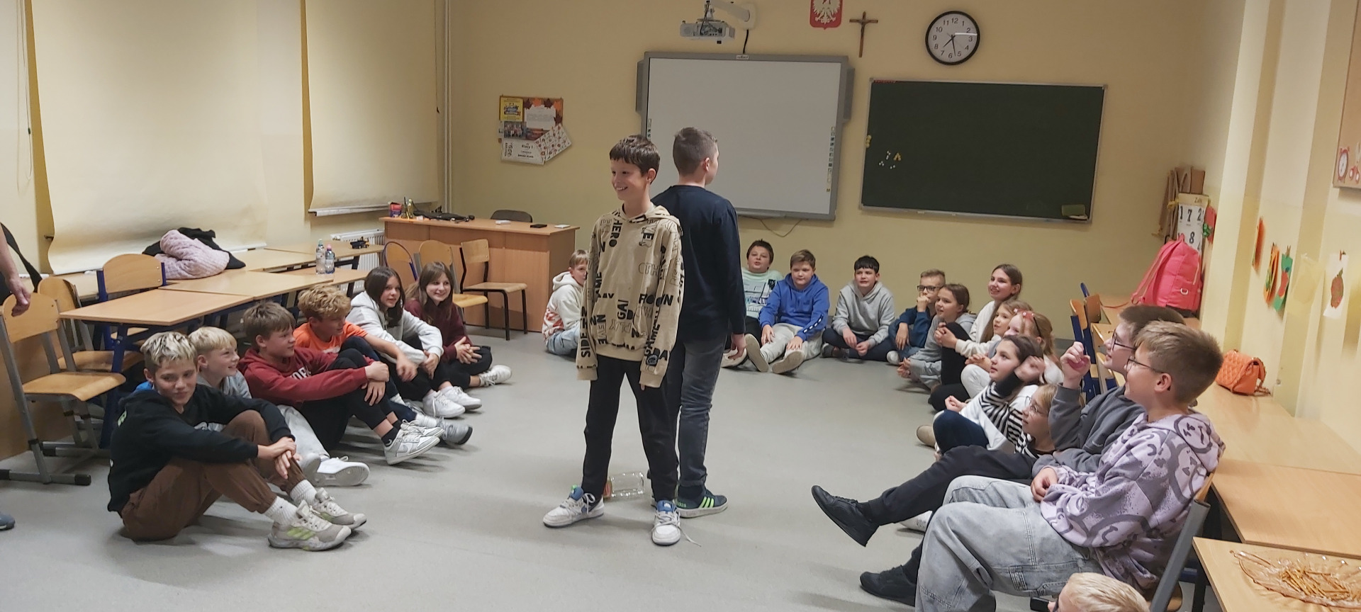 Alt="Zdjecie przedstawia uczniów szkoły w Ciasnej w Dniu Chłopaka."