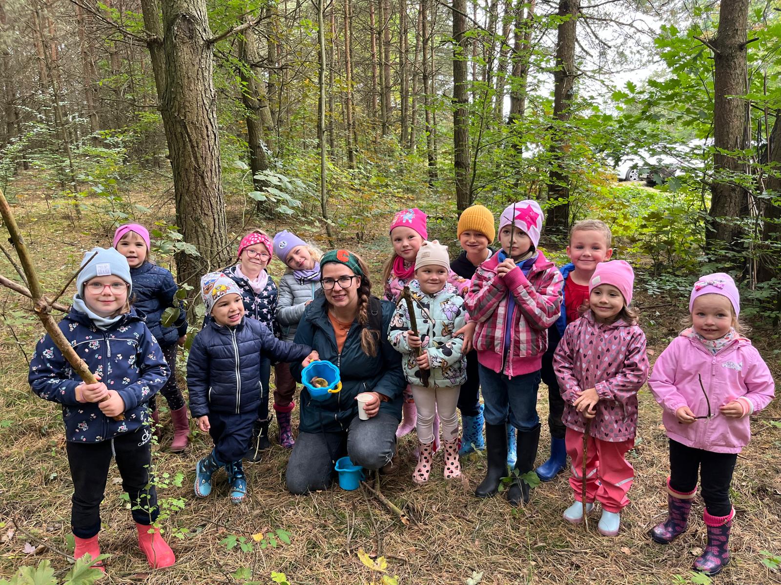 Alt="Zdjecie przedstawia przedszkolaki z Sierakowa Śląskiego podczas Wielkiego Grzybobrania."