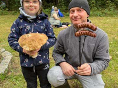 Alt="Zdjecie przedstawia przedszkolaki z Sierakowa Śląskiego podczas Wielkiego Grzybobrania."