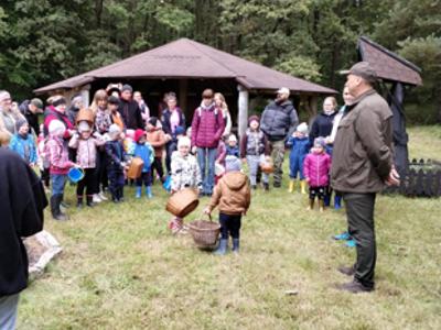 Alt="Zdjecie przedstawia przedszkolaki z Sierakowa Śląskiego podczas Wielkiego Grzybobrania."