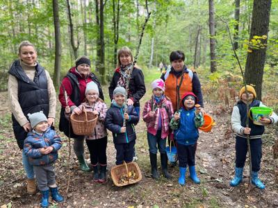 Alt="Zdjecie przedstawia przedszkolaki z Sierakowa Śląskiego podczas Wielkiego Grzybobrania."