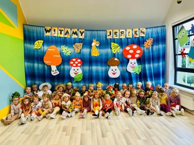 Alt:"Zdjęcie przedstawia Dzień Jesieni w przedszkolu w Ciasnej."