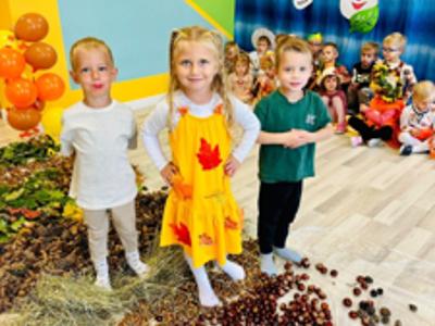 Alt:"Zdjęcie przedstawia Dzień Jesieni w przedszkolu w Ciasnej."
