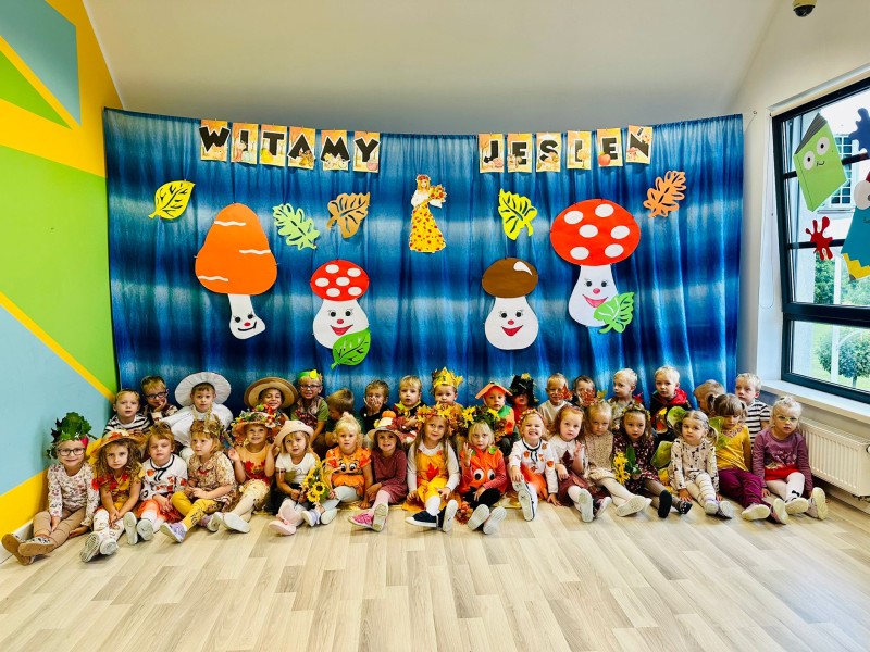 Alt:"Zdjęcie przedstawia Dzień Jesieni w przedszkolu w Ciasnej."
