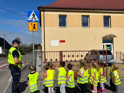 Alt:"Zdjęcie przedstawia jesienne wydarzenia w przedszkolu w Jeżowej."