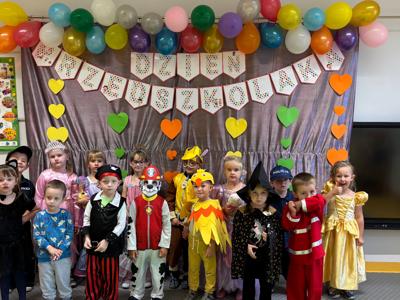 Alt:"Zdjęcie przedstawia jesienne wydarzenia w przedszkolu w Jeżowej."