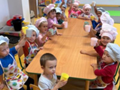 Alt:"Zdjęcie przedstawia jesienne wydarzenia w przedszkolu w Jeżowej."