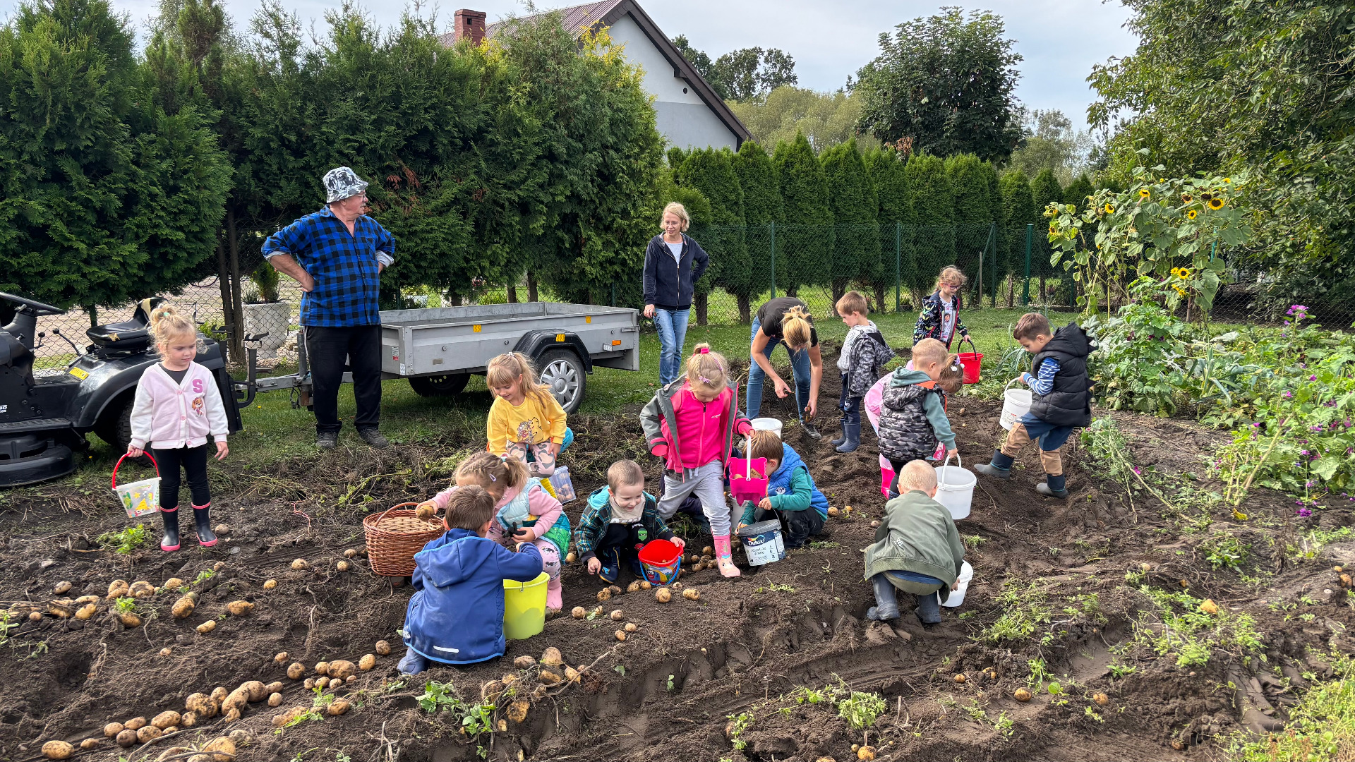 Alt:"Zdjęcie przedstawia jesienne wydarzenia w przedszkolu w Jeżowej."