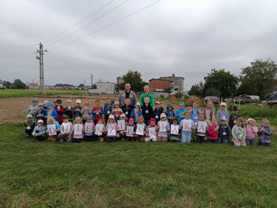 Alt:"Zdjęcie przedstawia aktywności przedszkolaków z Ciasnej."