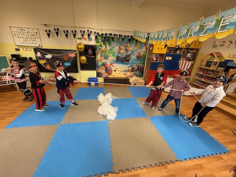 Alt:"Zdjęcie przedstawia Piracki Dzień Przedszkolaka w Glinicy."