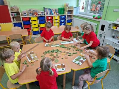 Alt="Zdjęcie przedstawia jesienne zajęcia przedszkolaków z grup Biedronek i Motylków."