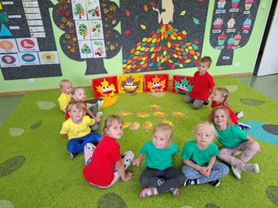 Alt="Zdjęcie przedstawia jesienne zajęcia przedszkolaków z grup Biedronek i Motylków."