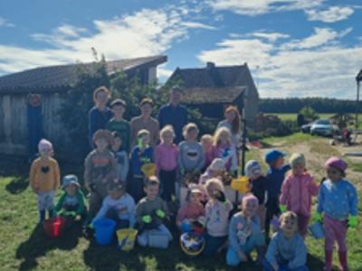 Alt="Zdjęcie przedstawia jesienne zajęcia przedszkolaków z grup Biedronek i Motylków."