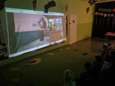 Alt="Zdjęcie przedstawia jesienne zajęcia przedszkolaków z grup Biedronek i Motylków."