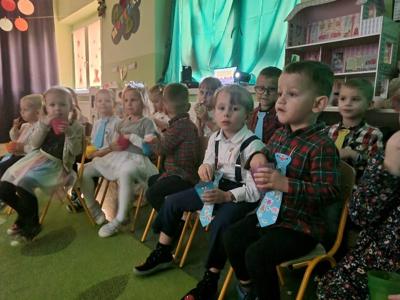 Alt="Zdjęcie przedstawia jesienne zajęcia przedszkolaków z grup Biedronek i Motylków."