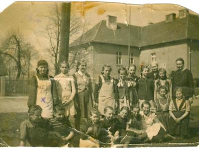 Alt="Zdjęcie przedstawia uczennice wraz z wychowawczyniami w Ciasnej w roku 1949."