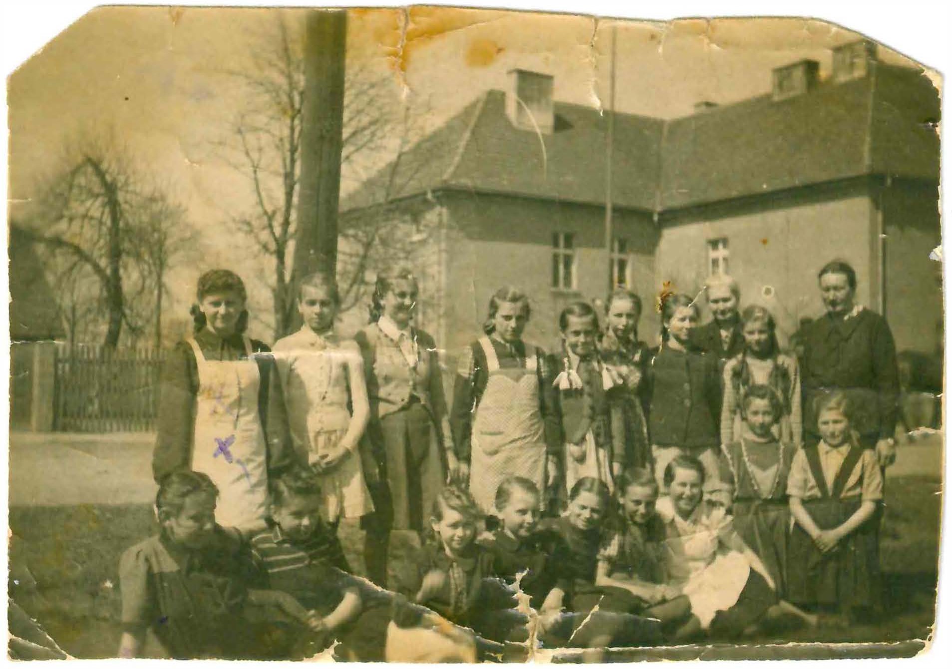 Alt="Zdjęcie przedstawia uczennice wraz z wychowawczyniami w Ciasnej w roku 1949."