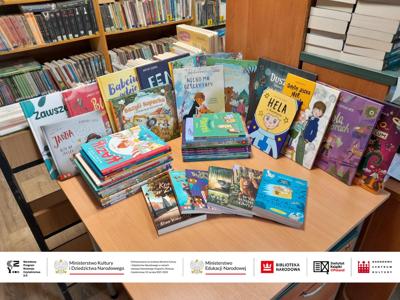 Alt="Zdjęcie przedstawia nowości książkowe zakupione przez GOKiBP w Ciasnej dofinansowane ze środków finansowych Ministra Kultury i Dziedzictwa Narodowego w ramach realizacji Narodowego Programu Rozwoju Czytelnictwa 2.0 na lata 2021-2025."