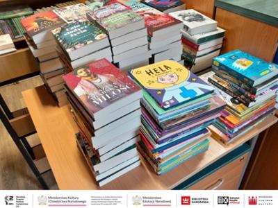 Alt="Zdjęcie przedstawia nowości książkowe zakupione przez GOKiBP w Ciasnej dofinansowane ze środków finansowych Ministra Kultury i Dziedzictwa Narodowego w ramach realizacji Narodowego Programu Rozwoju Czytelnictwa 2.0 na lata 2021-2025."