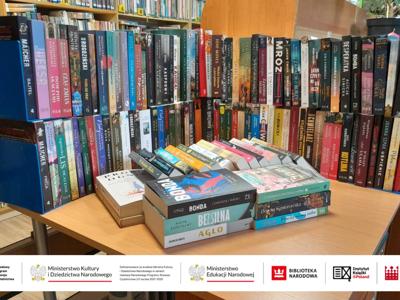 Alt="Zdjęcie przedstawia nowości książkowe zakupione przez GOKiBP w Ciasnej dofinansowane ze środków finansowych Ministra Kultury i Dziedzictwa Narodowego w ramach realizacji Narodowego Programu Rozwoju Czytelnictwa 2.0 na lata 2021-2025."