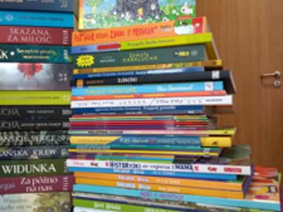 Alt="Zdjęcie przedstawia nowości książkowe zakupione przez GOKiBP w Ciasnej dofinansowane ze środków finansowych Ministra Kultury i Dziedzictwa Narodowego w ramach realizacji Narodowego Programu Rozwoju Czytelnictwa 2.0 na lata 2021-2025."