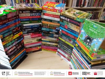 Alt="Zdjęcie przedstawia nowości książkowe zakupione przez GOKiBP w Ciasnej dofinansowane ze środków finansowych Ministra Kultury i Dziedzictwa Narodowego w ramach realizacji Narodowego Programu Rozwoju Czytelnictwa 2.0 na lata 2021-2025."