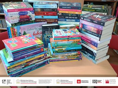 Alt="Zdjęcie przedstawia nowości książkowe zakupione przez GOKiBP w Ciasnej dofinansowane ze środków finansowych Ministra Kultury i Dziedzictwa Narodowego w ramach realizacji Narodowego Programu Rozwoju Czytelnictwa 2.0 na lata 2021-2025."