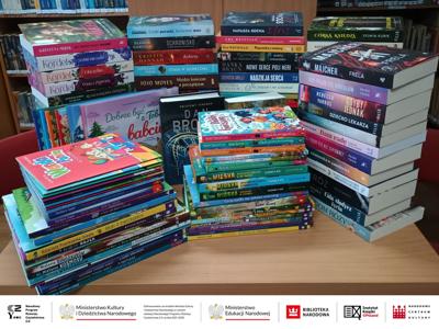 Alt="Zdjęcie przedstawia nowości książkowe zakupione przez GOKiBP w Ciasnej dofinansowane ze środków finansowych Ministra Kultury i Dziedzictwa Narodowego w ramach realizacji Narodowego Programu Rozwoju Czytelnictwa 2.0 na lata 2021-2025."